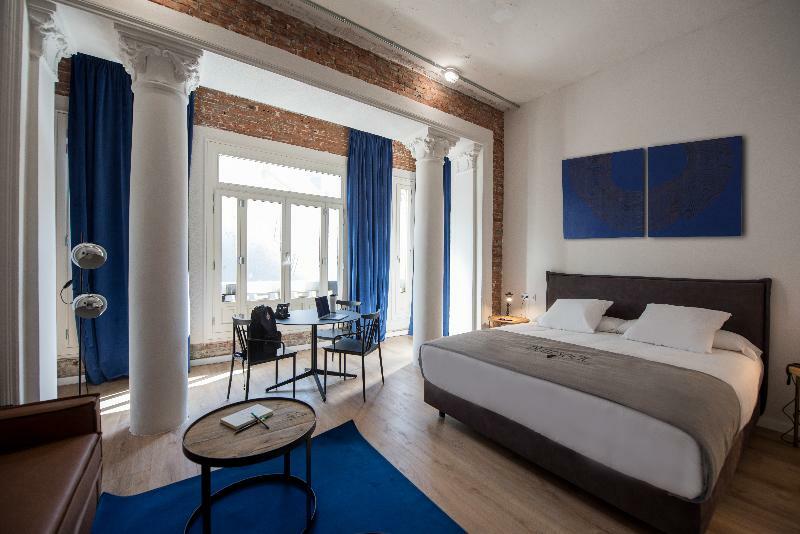 Room00 Gran Via * Madrid